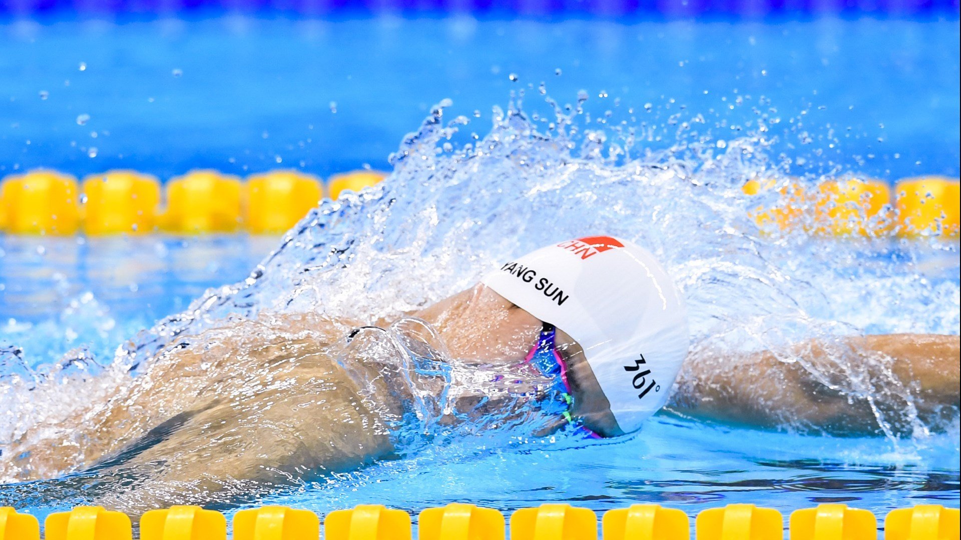 开云体育-_比赛中的感人瞬间：逆境中的坚韧与拼搏_，比赛中激励人心的词语